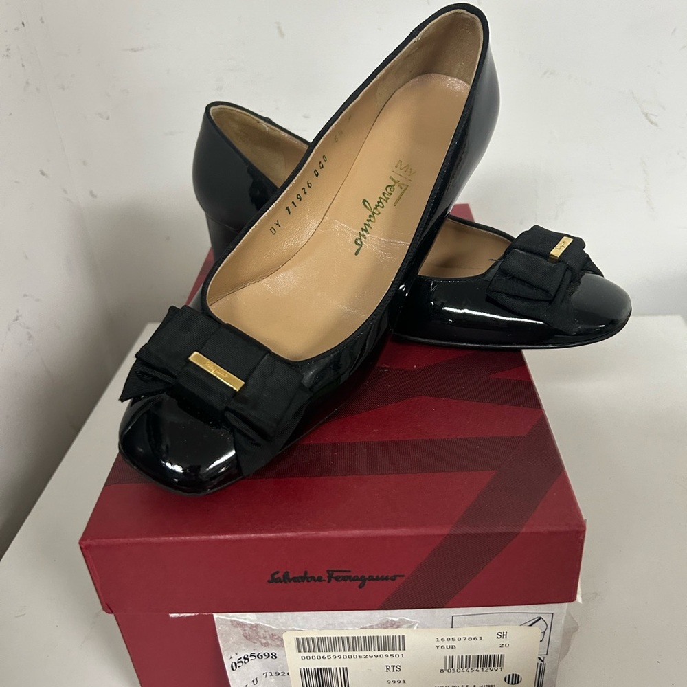 Women’s 6.5 black patent leather Salvatore Ferragamo Vara leather pump